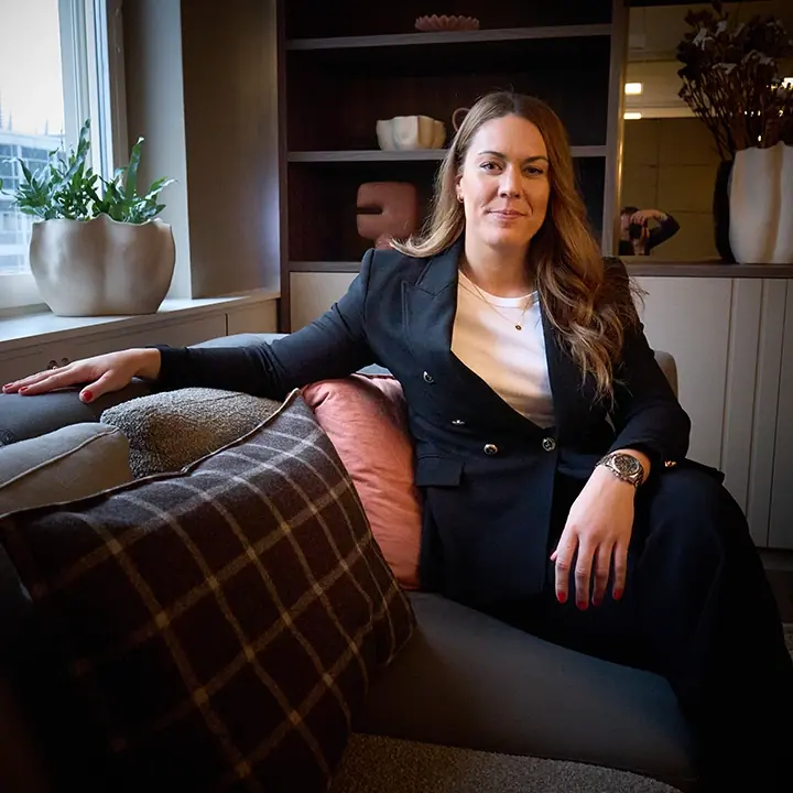 Ledare sitter avslappnat i soffa på kontoret
