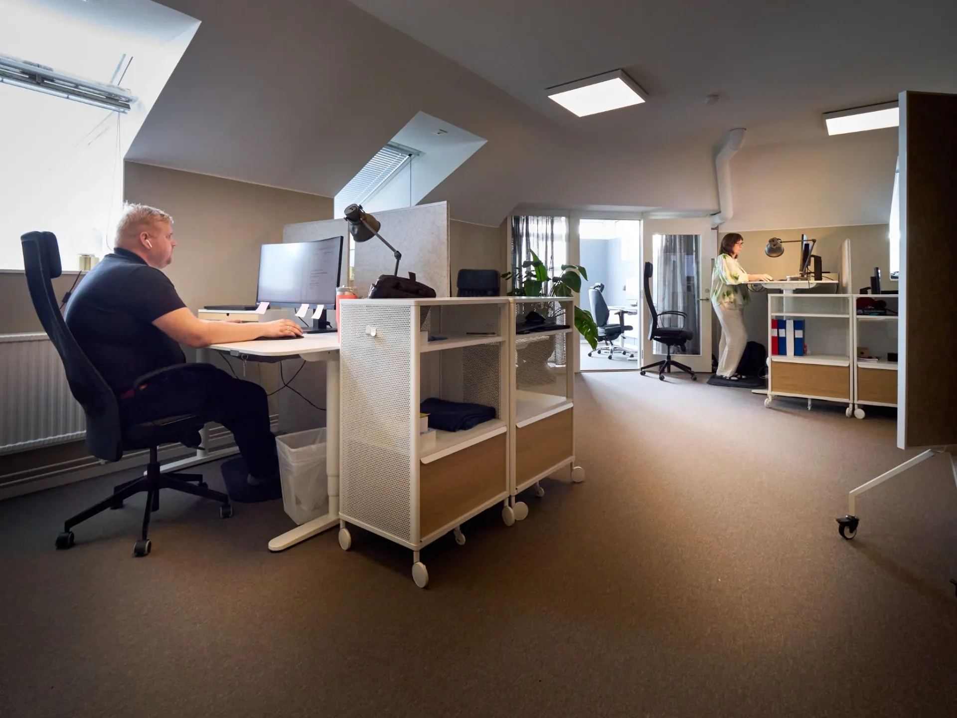 Öppen arbetsplats med medarbetare på WeAudits kontor i Eskilstuna