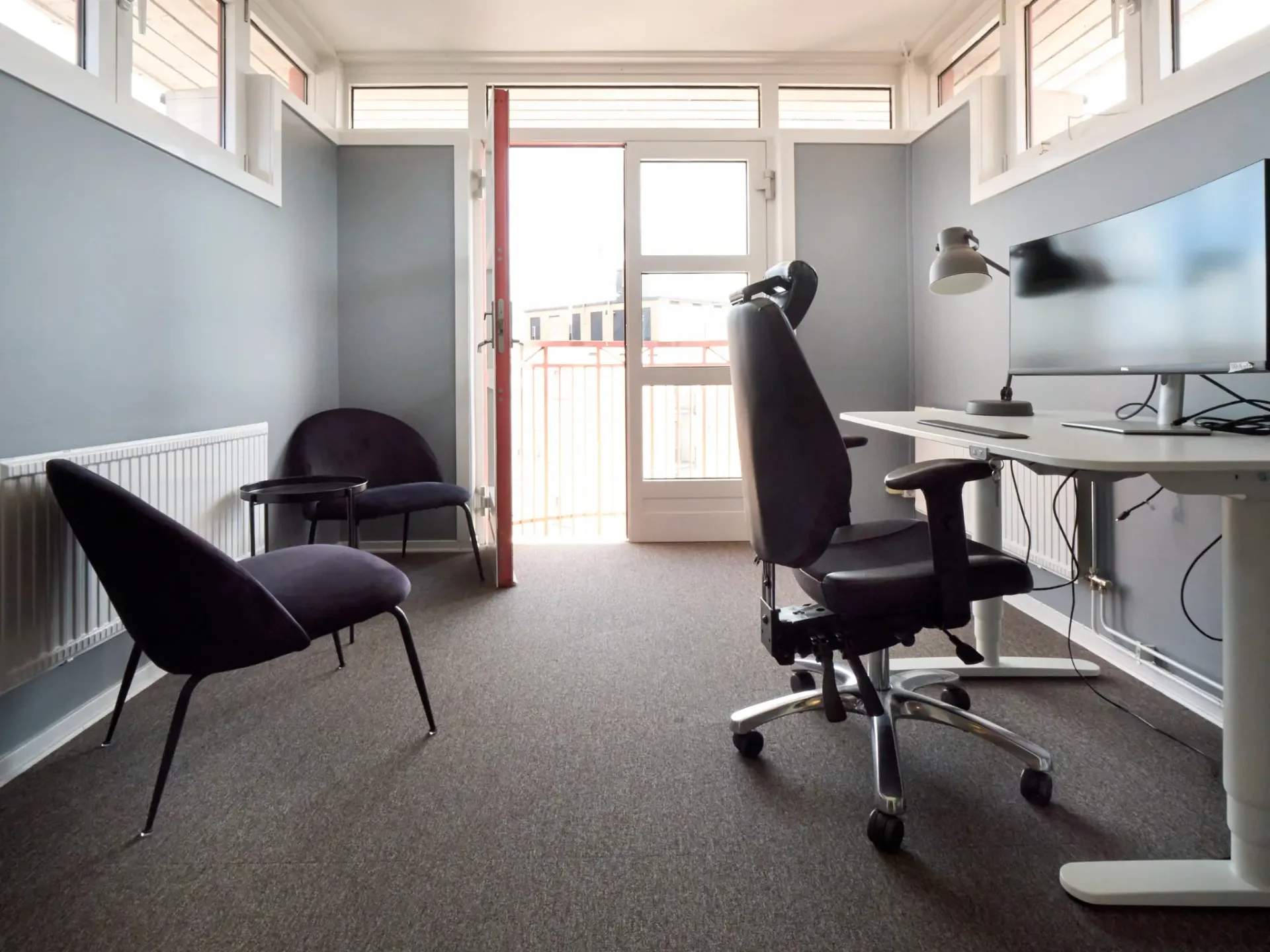 Ljust enskilt kontorsrum med balkong på WeAudits kontor i Eskilstuna