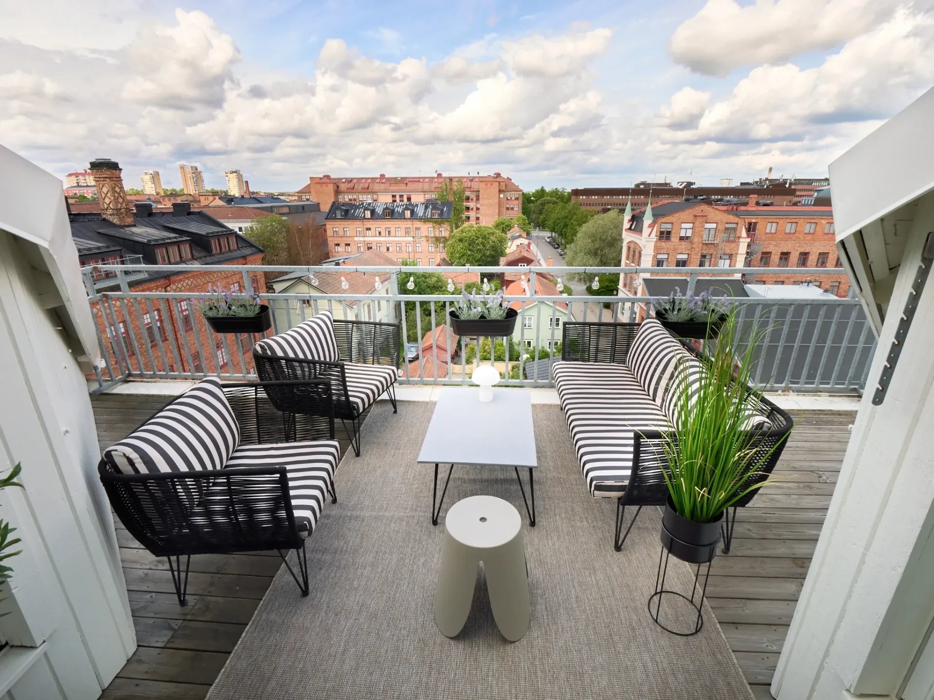 Takterrass med sittgrupp och utsikt över Eskilstuna från WeAudits kontor