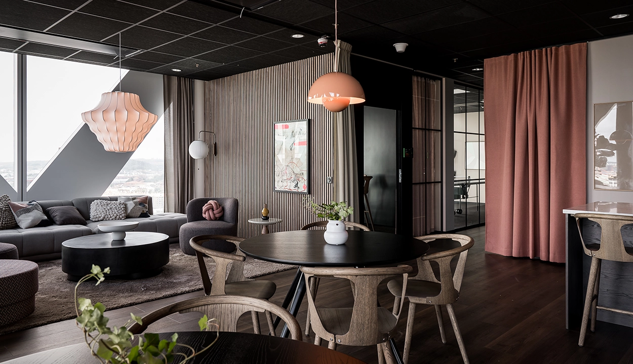 Loungeyta med sittgrupp och matplats med utsikt från WeAudits kontor i Göteborg