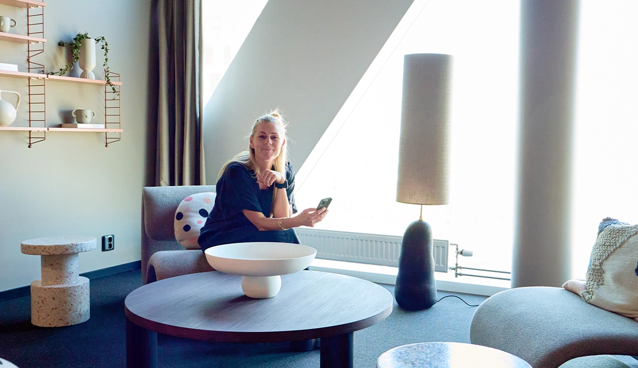 Mindre sittgrupp med fåtöljer och soffbord vid fönstret på WeAudits kontor i Göteborg