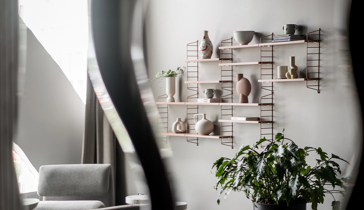 Detaljbild med spegel, hyllsystem och keramik på WeAudits kontor i Göteborg