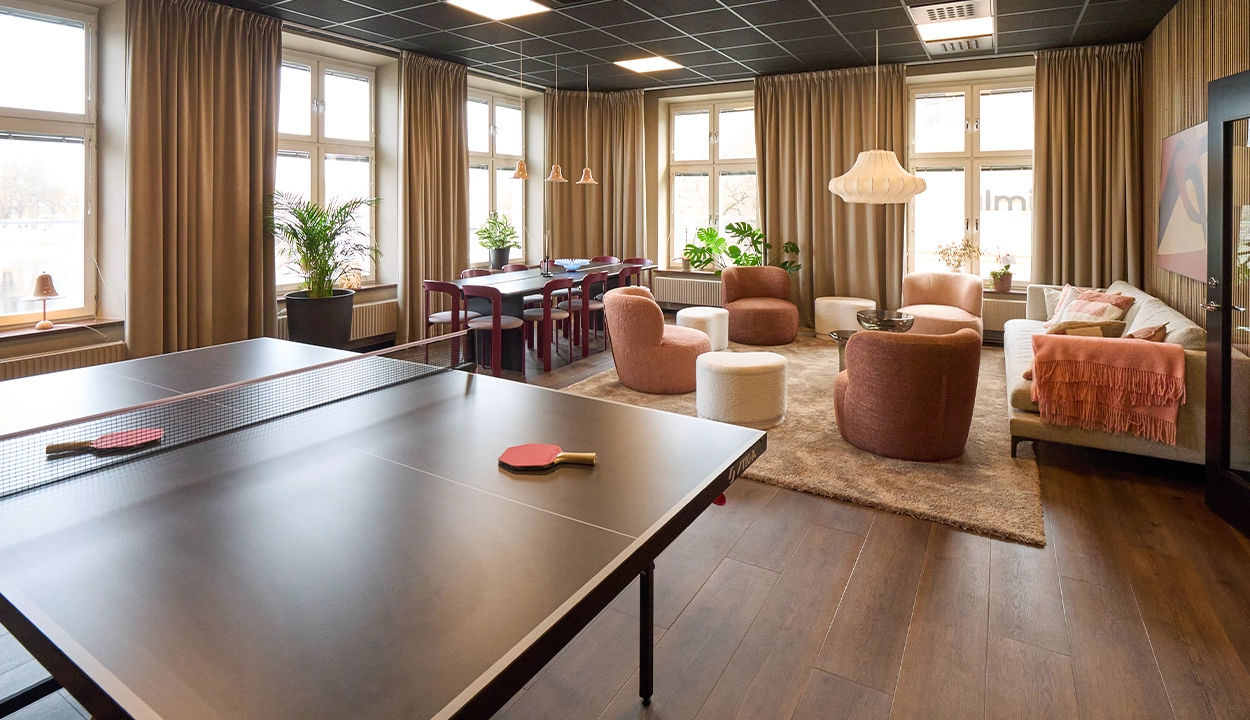 Loungeyta med pingisbord och sittgrupp på WeAudits kontor