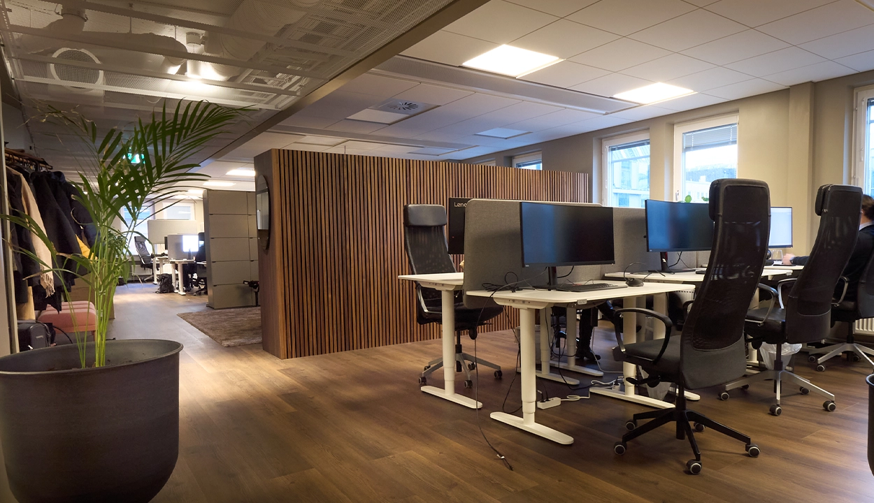 Öppen kontorsyta med höj- och sänkbara skrivbord på WeAudits Stockholmskontor