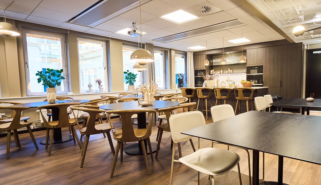 Personalkök och lunchrum med matplatser på WeAudits Stockholmskontor